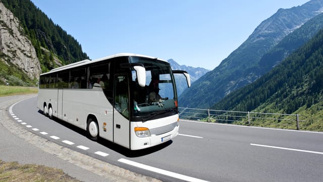Reisebus auf einer Passstraße in den Alpen