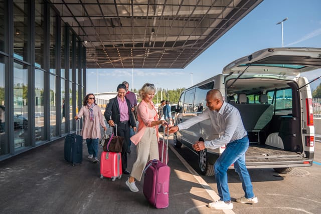 Busfahrer verlädt Gepäck vor der Abfahrt