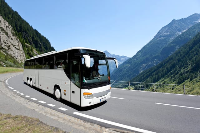 Reisebus auf einer Passstraße in den Alpen
