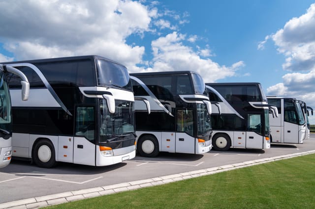 Fuhrpark eines Busunternehmens mit mehreren Reisebussen