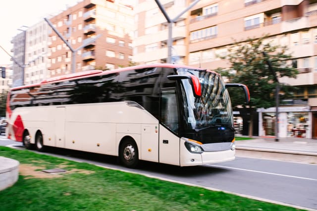 Reisebus im Einsatz auf einer Stadtstraße